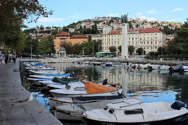 28.Pohled na Trsatski kaštel (hrad Trsat) z centra města